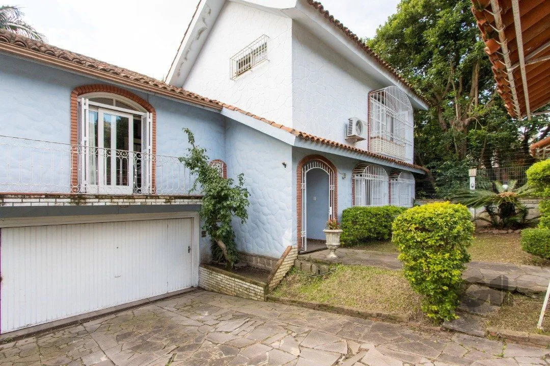 Imagem Casa no bairro Cristal, Possui 4 dormitórios, sendo 1suíte, closet e banheira de hidromassagem, com possibilidade de um podendo 1 dormitórios extra.