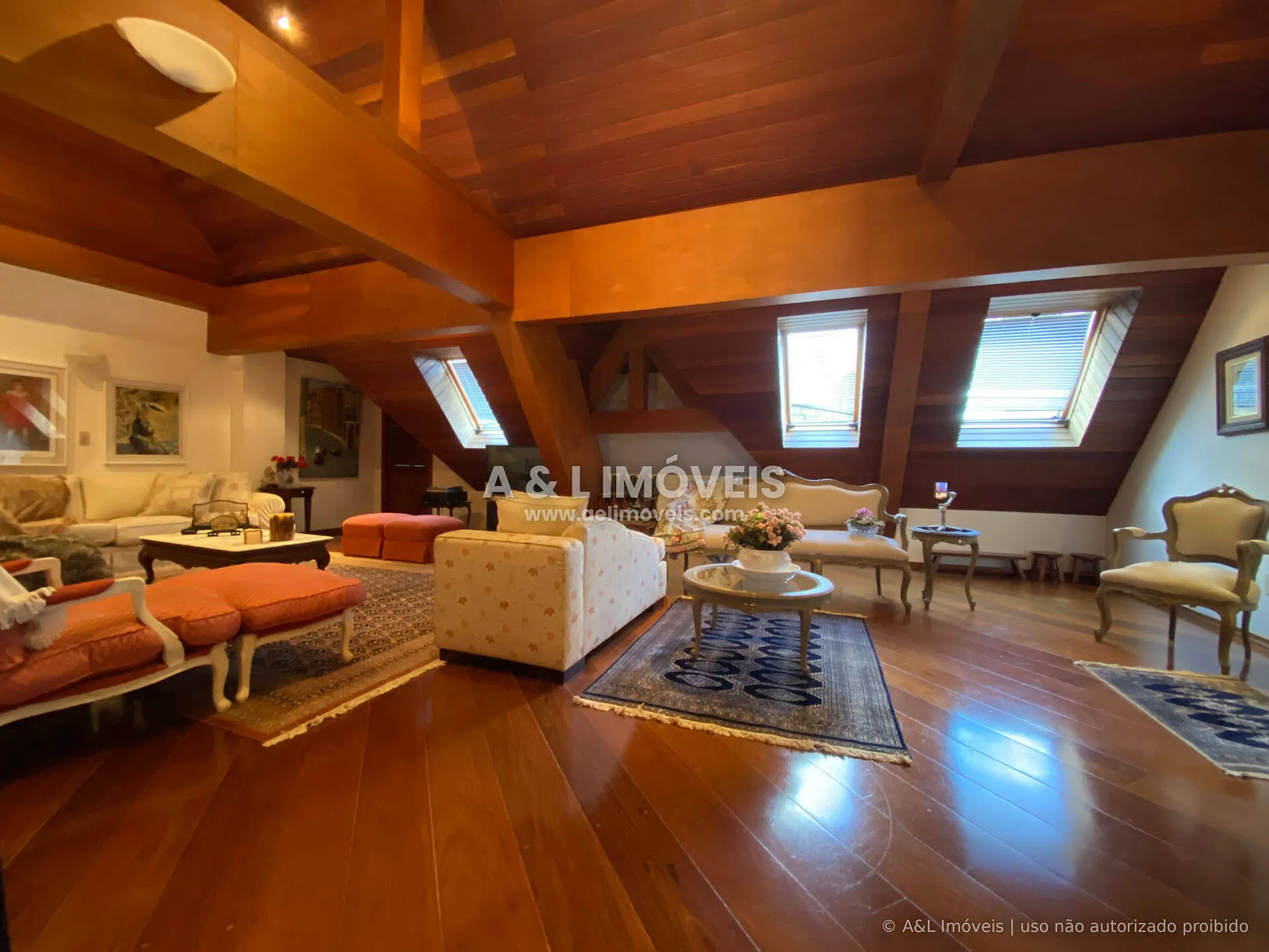 Imagem Apartamento Duplex Capivari | 326 m², 5 Suítes e SPA - Campos do Jordão