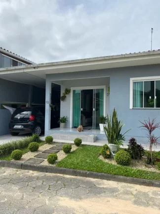 Imagem Casa Espetacular a 1,4 km da Praia Central de Garopaba-SC: Mobiliada e Pronta para Você!