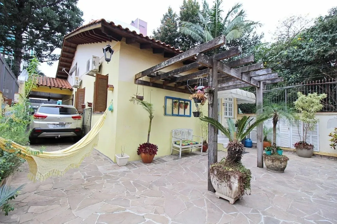 Imagem Casa térrea com edícula e salão de festas próximo ao Iguatemi