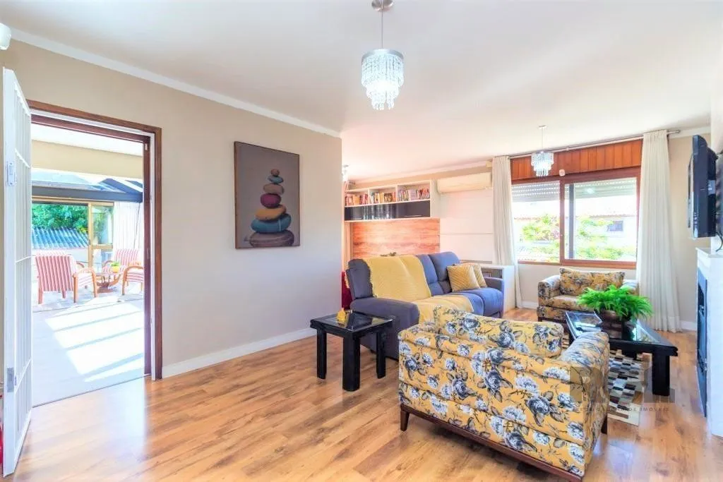 Imagem Casa de 380m², bairro Guarujá