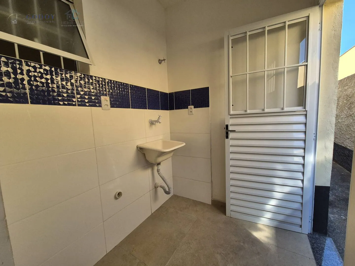 Imagem Casa em Condomínio Fechado com Suíte, Quintal e Garagem Coberta