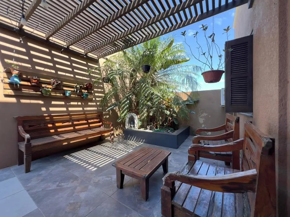 Imagem Casa 3 Dormitórios - Bairro Capao Novo posto 4