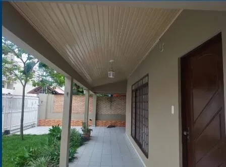 Imagem Casa à Venda em Canasvieiras - 4 Dormitórios 200 Metros da Praia