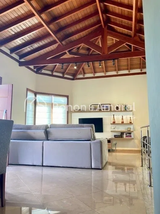 Imagem Casa com 3 Suítes à venda, 275m² - Jardim Chapadão