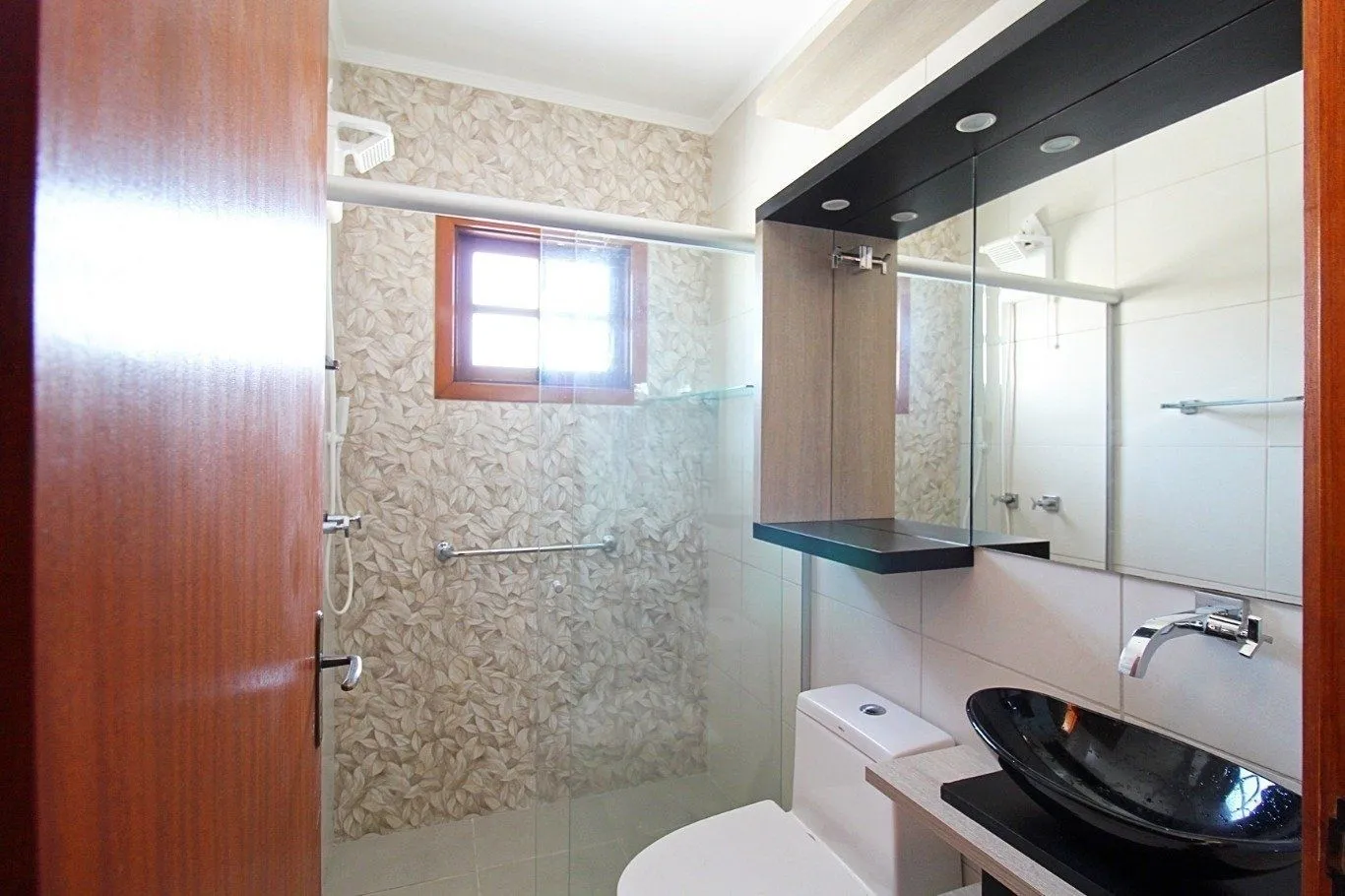 Imagem Casa de 3 dormitórios a venda no bairro Guarujá, Porto Alegre