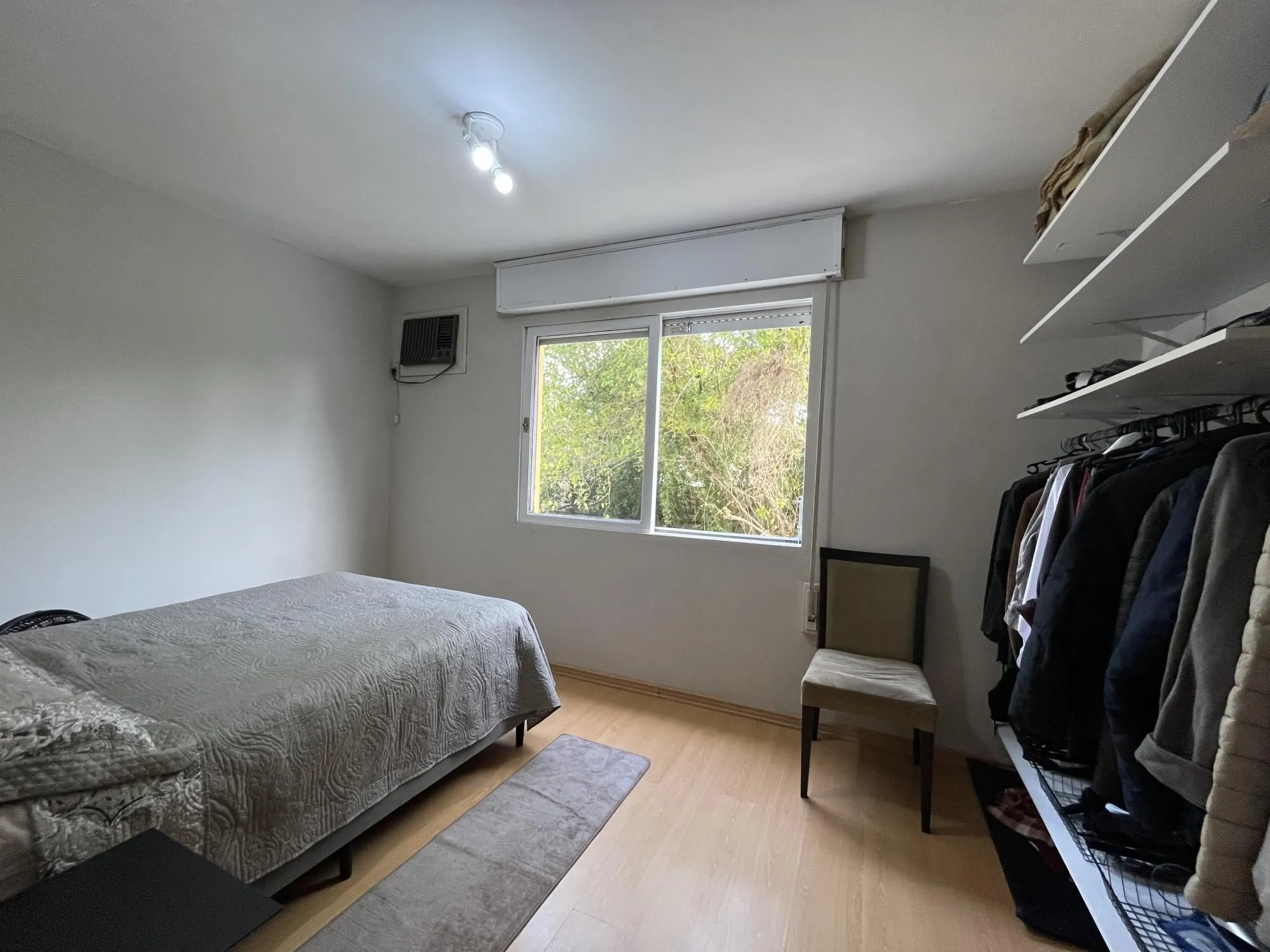 Imagem Apartamento com 02 quartos no Bairro Passo da Areia, Porto Alegre