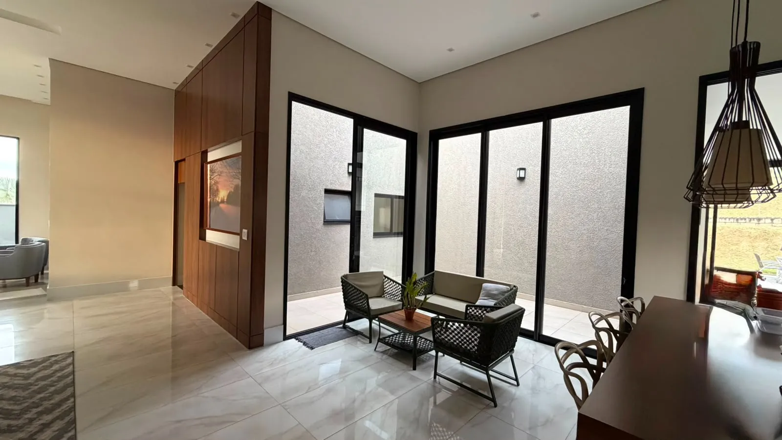 Imagem Casa de Alto Padrão à Venda no Village Ipanema I, Araçoiaba da Serra. 1.030 m² de terreno | 313 m² construídos | 3 suítes | 4 vagas | Piscina aquecida