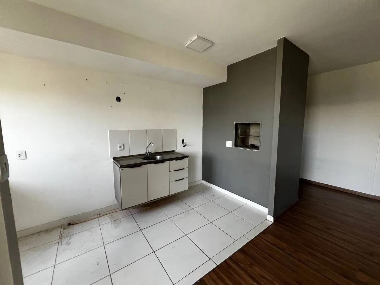Imagem Apartamento de 3 dormitórios transformado em 2, 1 suíte e living com churrasqueira.