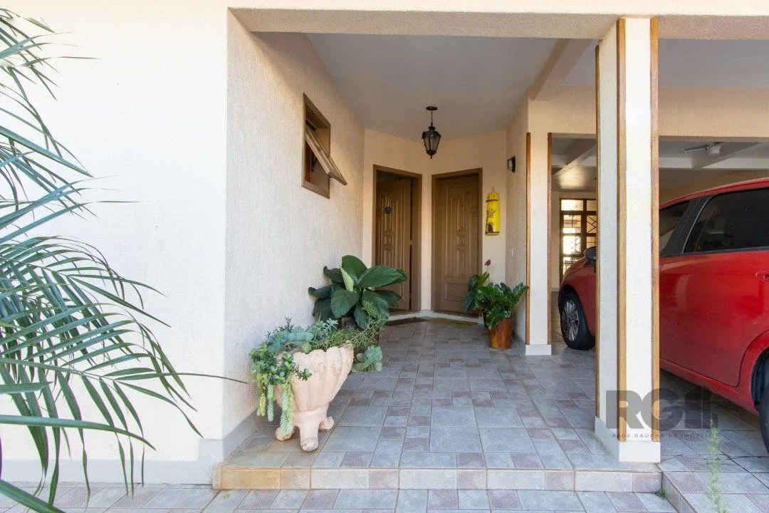 Imagem Casa de alvenaria, 3 quartos, 1 suíte, 4 banheiros e 5 vagas de garagem.