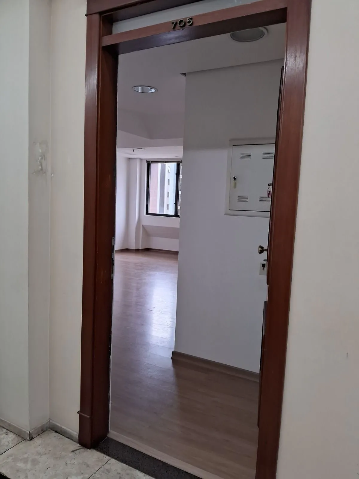 Imagem MÁFFER IMÓVEIS ALUGA Ampla Sala Comercial com Garagem localizada em região nobre e estratégica do bairro Auxiliadora, próxima à Av. Plínio Brasil Milano e Rua 24 de Outubro.