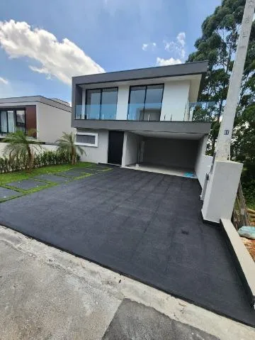 Imagem VENDA DE SOBRADO MODERNO NO CONDOMÍNIO ARUJÁ V, EM ARUJÁ/SP, com 300m², 04 suítes, sala 03 ambientes, piscina e garagem para 04 carros. CONSULTE-NOS.