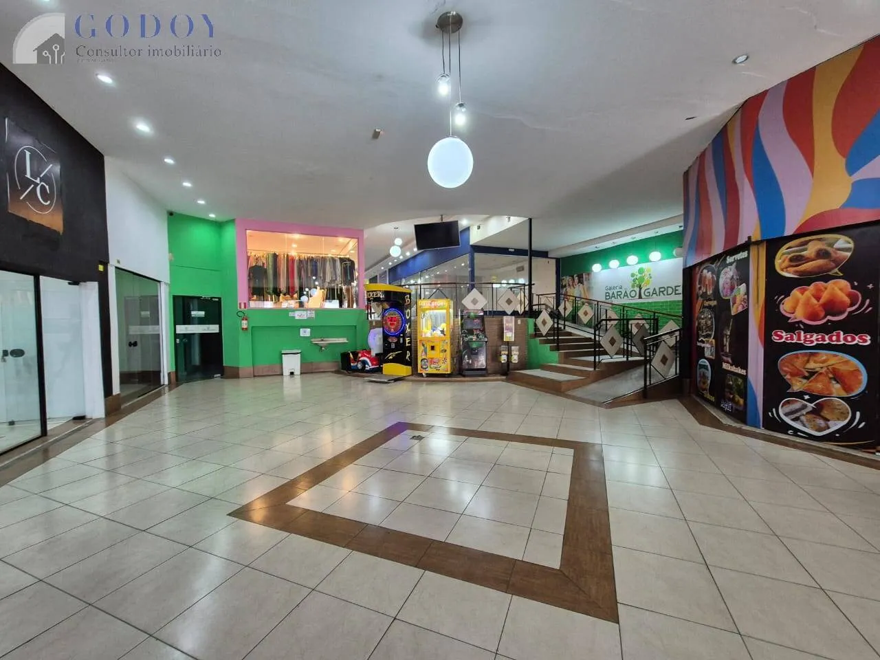 Imagem Investimento: Centro Comercial com 28 Lojas e Piso Superior Privado