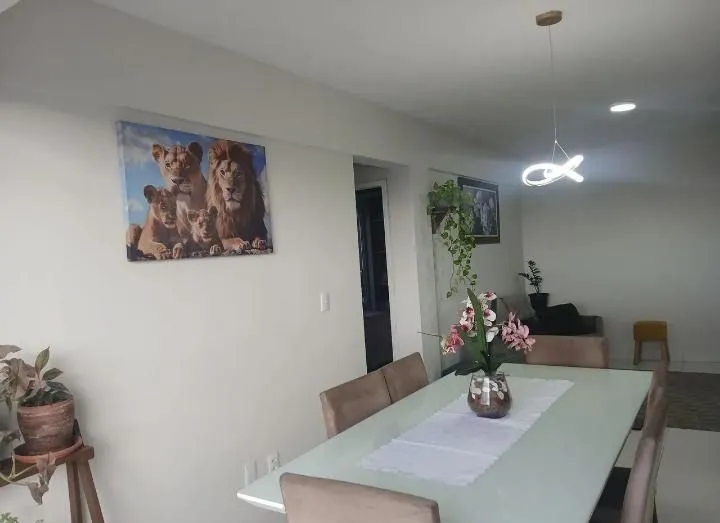 Imagem Apartamento reformado com 63 m², 2 quartos, varanda e vaga de garagem em Jardim América, próximo às praias de Cabedelo.
