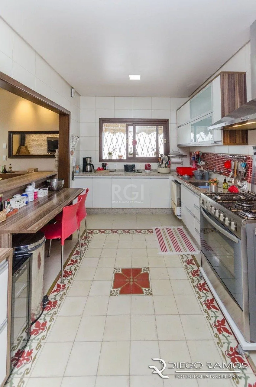 Imagem Casa para Venda - 216m², 4 dormitórios, sendo 1 suites, 4 vagas - Menino Deus