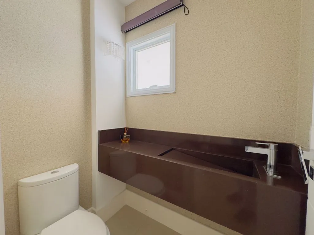 Imagem Casa de Luxo em Condomínio à Venda em Valinhos-SP, 4 Suítes, 3 Salas, 7 Banheiros, 4 Vagas de Garagem 460m²