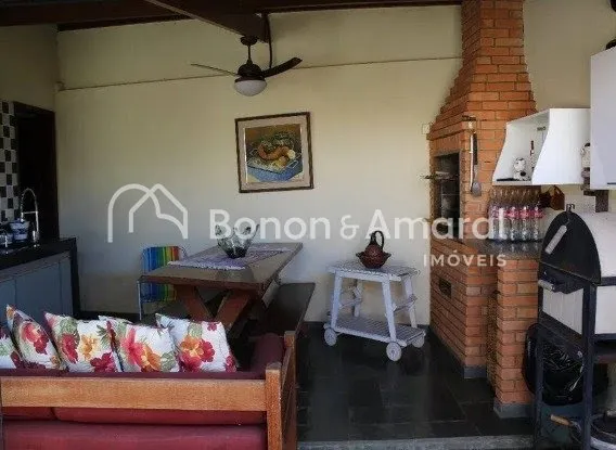 Imagem "Espaçoso Sobrado de 3 Dormitórios com Suíte e 4 Vagas em Rua Tranquila de Sousas"