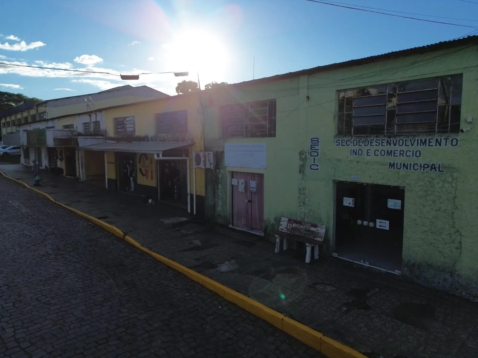 Imagem Prédio Comercial, com lojas alugadas, centro de Butiá. Preço Abaixo do Mercado!