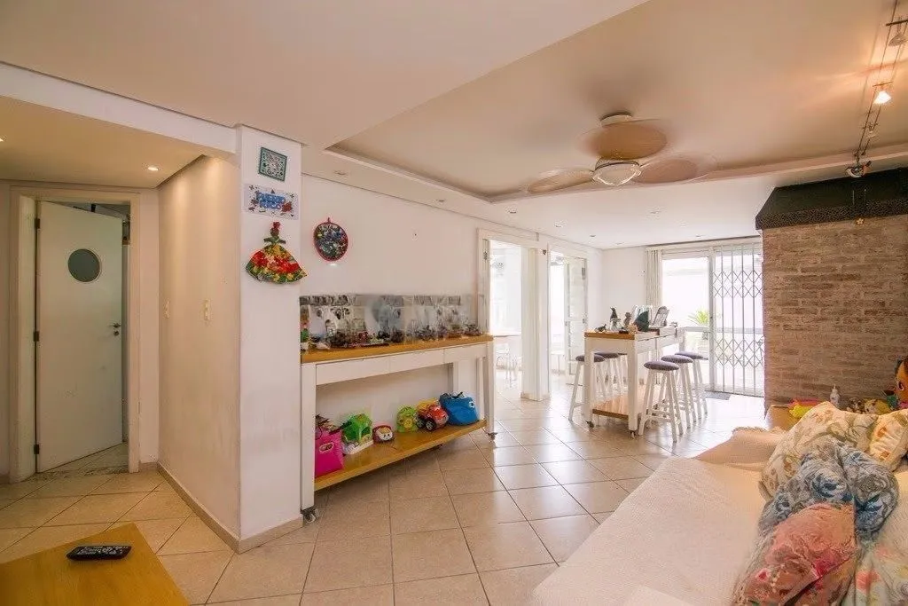 Imagem Casa de esquina com 6 dormitórios, 430m², piscina, 4 vagas