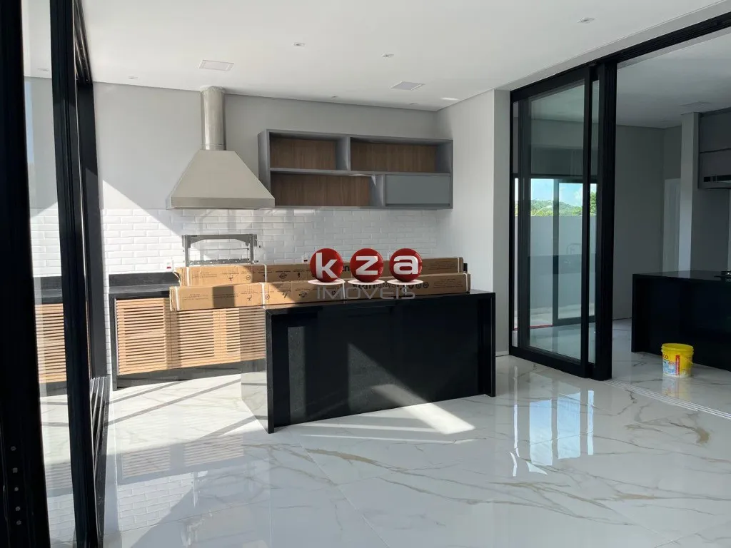 Imagem Imóvel de luxo: Casa em condomínio à venda em Vinhedo - SP, com 3 suítes, 4 salas e 310m² de área