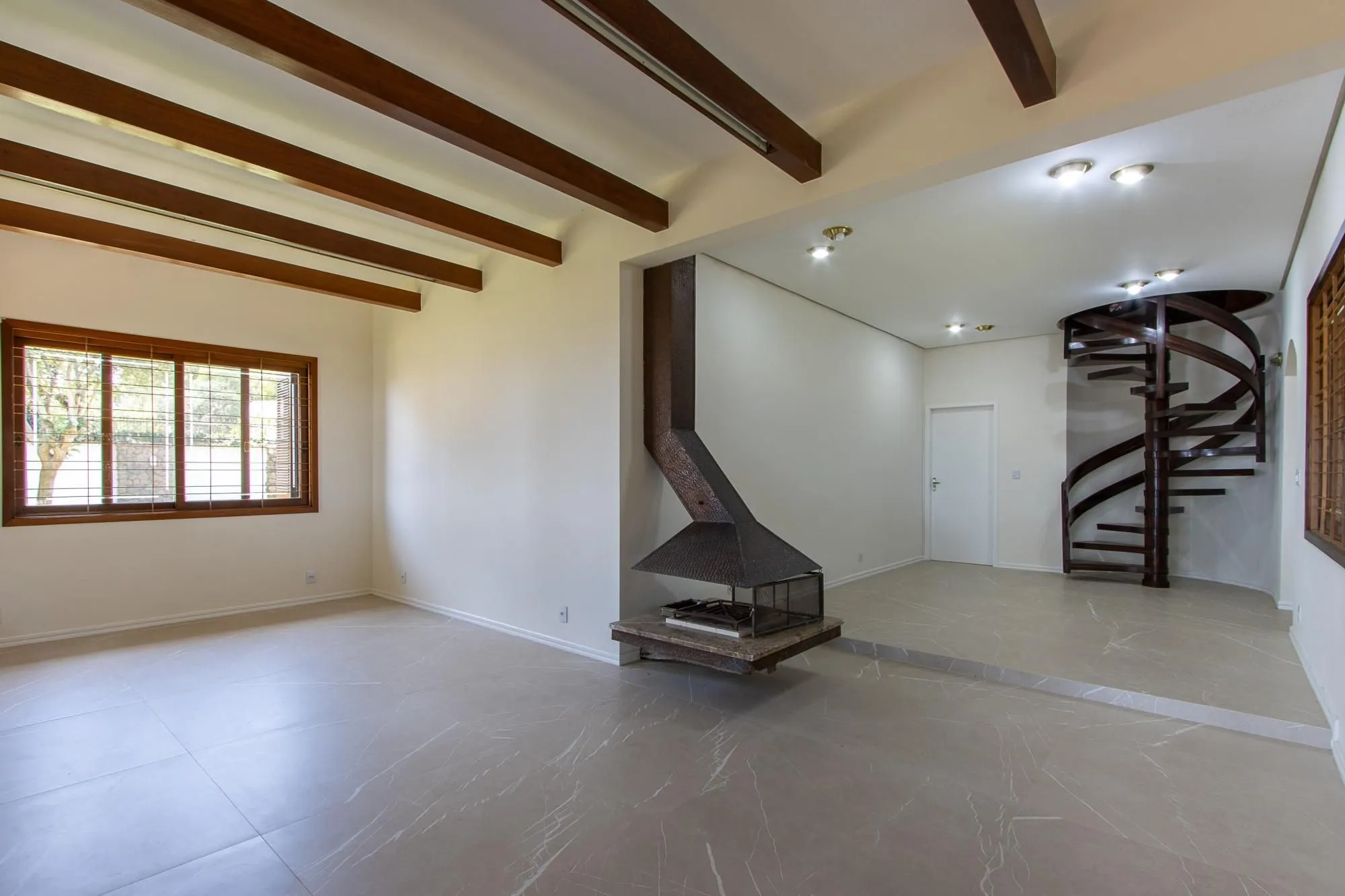 Imagem Casa com 2 dormitórios 3 banheiros. lareira e churrasqueira, e com arquitetura moderna.