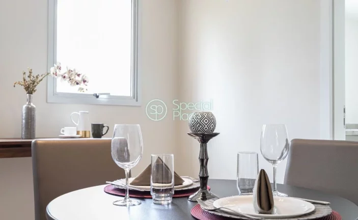 Imagem Conforto e praticidade são reunidos neste apartamento de três suítes no Campo Belo. Saindo do hal...