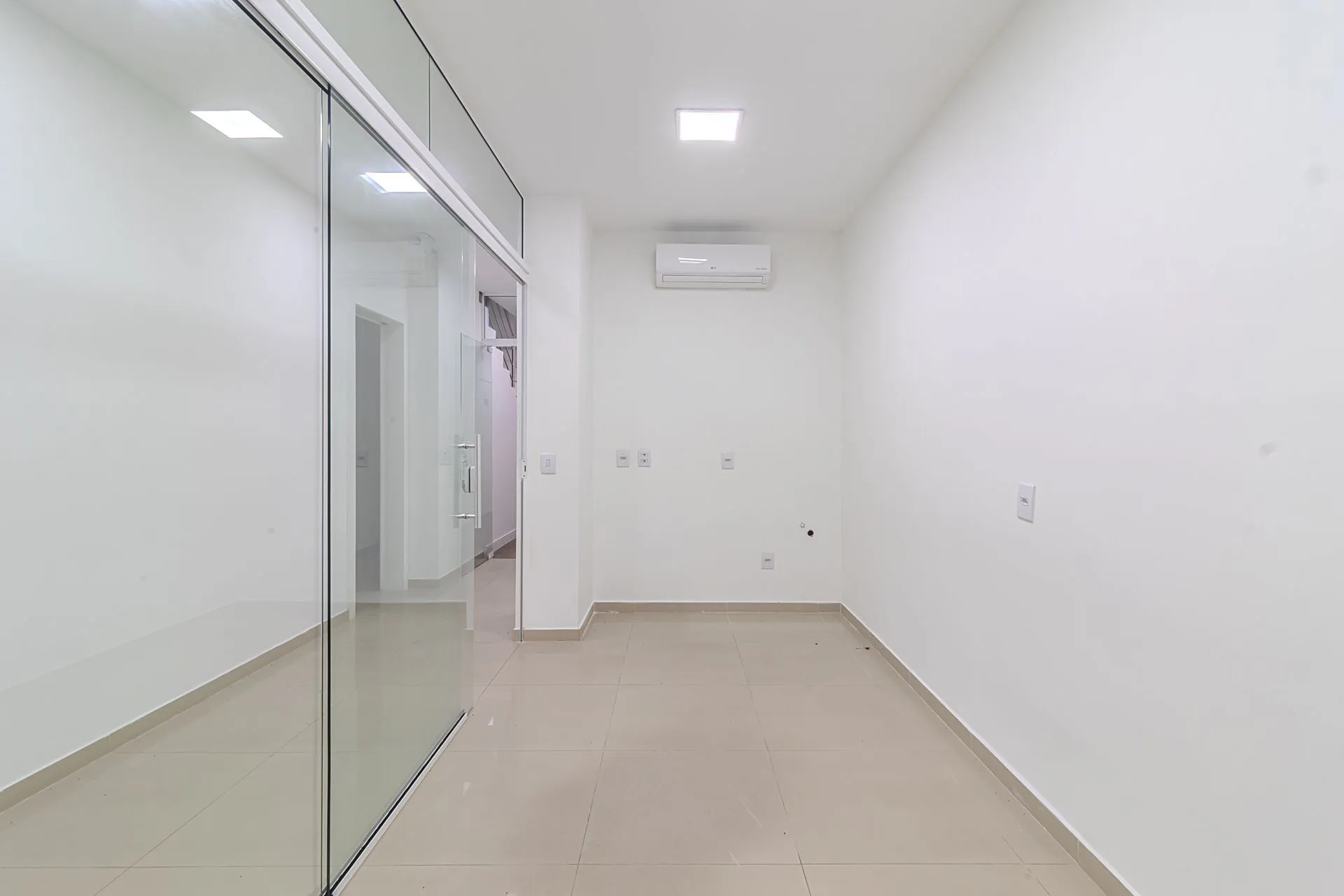 Imagem : MÁFFER IMÓVEIS ALUGA LOJA COMERCIAL COM 351M² DE ÁREA PRIVATIVA toda REFORMADA com excelente fachada e espaço para estacionamento em frente ao imóvel, ideal para empresas que buscam visibilidade e facilidade de acesso.