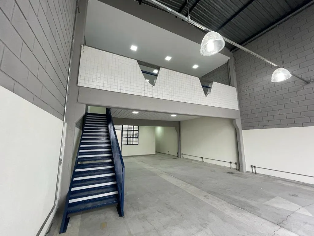 Imagem Galpao Comercial 184m transversal da Avenida General Carneiro