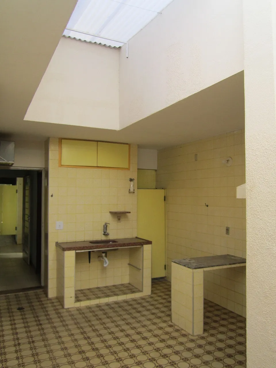 Imagem Casa comercial de luxo para locação na Vila Augusta, Sorocaba-SP: 6 quartos, 4 suítes, 2 salas, 5 banheiros, 2 vagas de garagem.