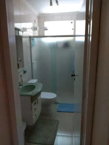 Imagem VENDA DE CASA NO CONDOMÍNIO ARUJÁ COUNTRY CLUB, EM ARUJÁ/SP, 200m² com 3 quartos, suíte, hidro, planejados, sala com lareira e 3 vagas. CONSULTE-NOS.