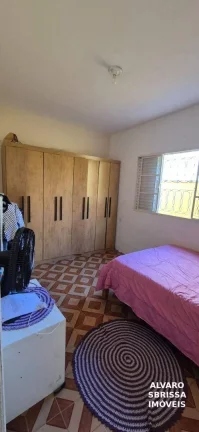 Imagem Casa em bairro com ótima localização e quintal amplo