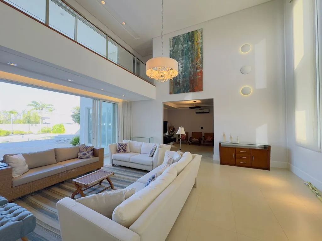 Imagem Casa de Luxo em Condomínio à Venda em Valinhos-SP, 4 Suítes, 3 Salas, 7 Banheiros, 4 Vagas de Garagem 460m²