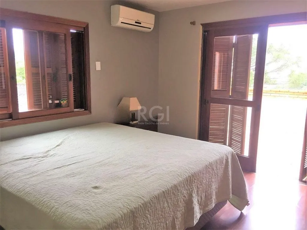 Imagem Casa de 270m² - 3 dormitórios, 1 suíte, churrasqueira, pátio e 3 vagas de garagem