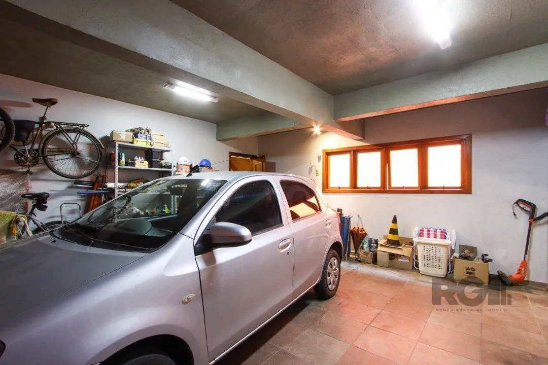 Imagem Casa com 4 dormitórios, sendo 1 suíte, com 2 vagas cobertas, no bairro Nonoai, Porto Alegre, RS