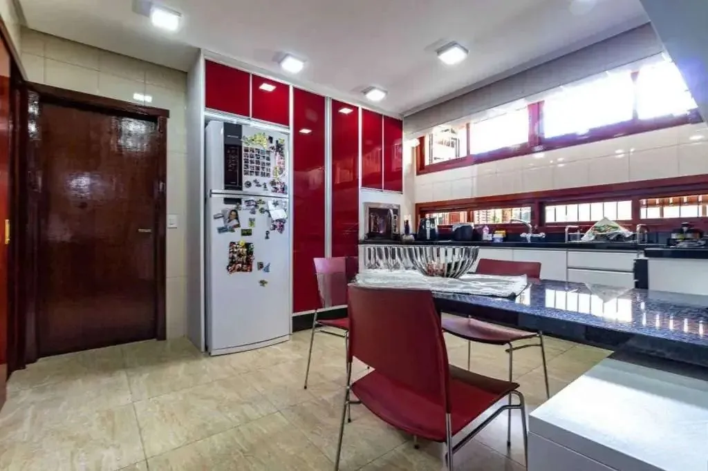 Imagem Casa com 4 dormitórios, suíte, piscina e 4 vagas.