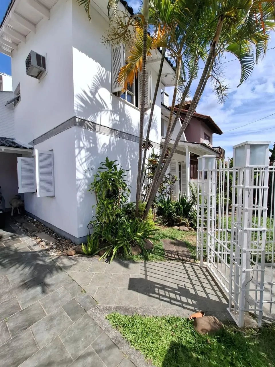 Imagem Casa em Porto Alegre, no bairro Ipanema, com 3 dormitório(s), e 3 banheiros, à venda.