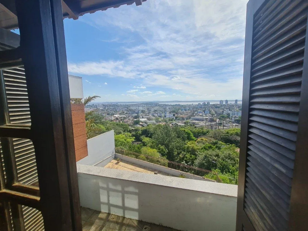Imagem Casa para Venda - 464m², 5 dormitórios, sendo 4 suites, 4 vagas - Nonoai