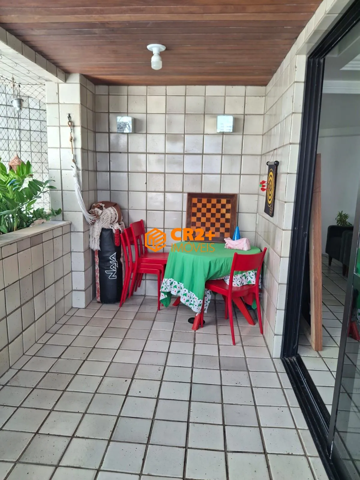 Imagem Vendo apartamento no Parnamirim, com 191 m² e com 3 suítes. Ótima localização. O