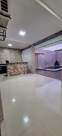 Imagem Imperdível! Casa à venda na Cidade Alta, Cuiabá-MT: 4 quartos, 1 suíte, 2 salas, 4 banheiros, 3 vagas, 182m². Venha conferir!