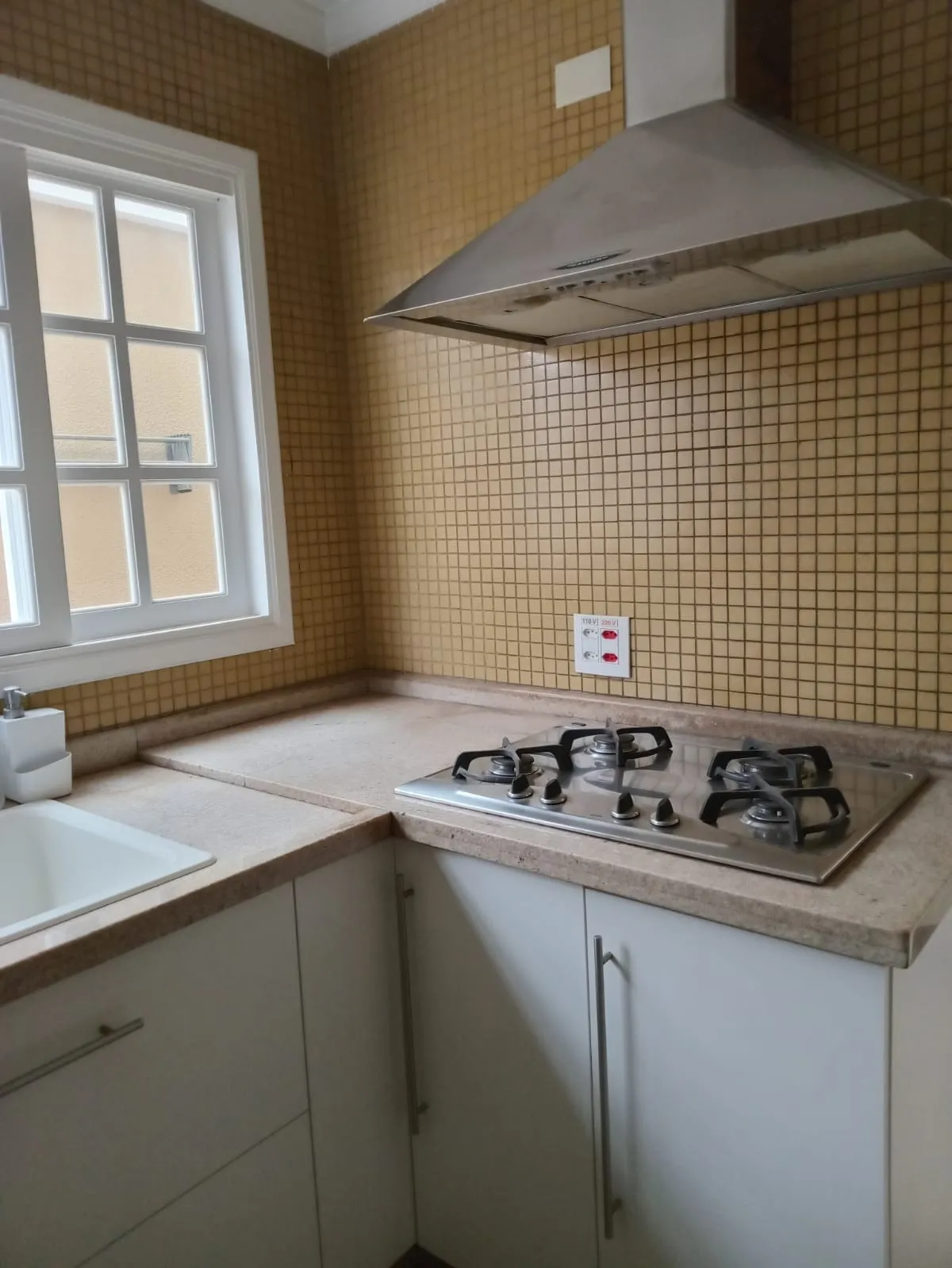 Imagem Aluguel de Casa em Condomínio de Luxo no Tamboré, Santana de Parnaíba-SP: 4 quartos, 1 suíte, 1 sala, 2 banheiros, 4 vagas de garagem, 320m².