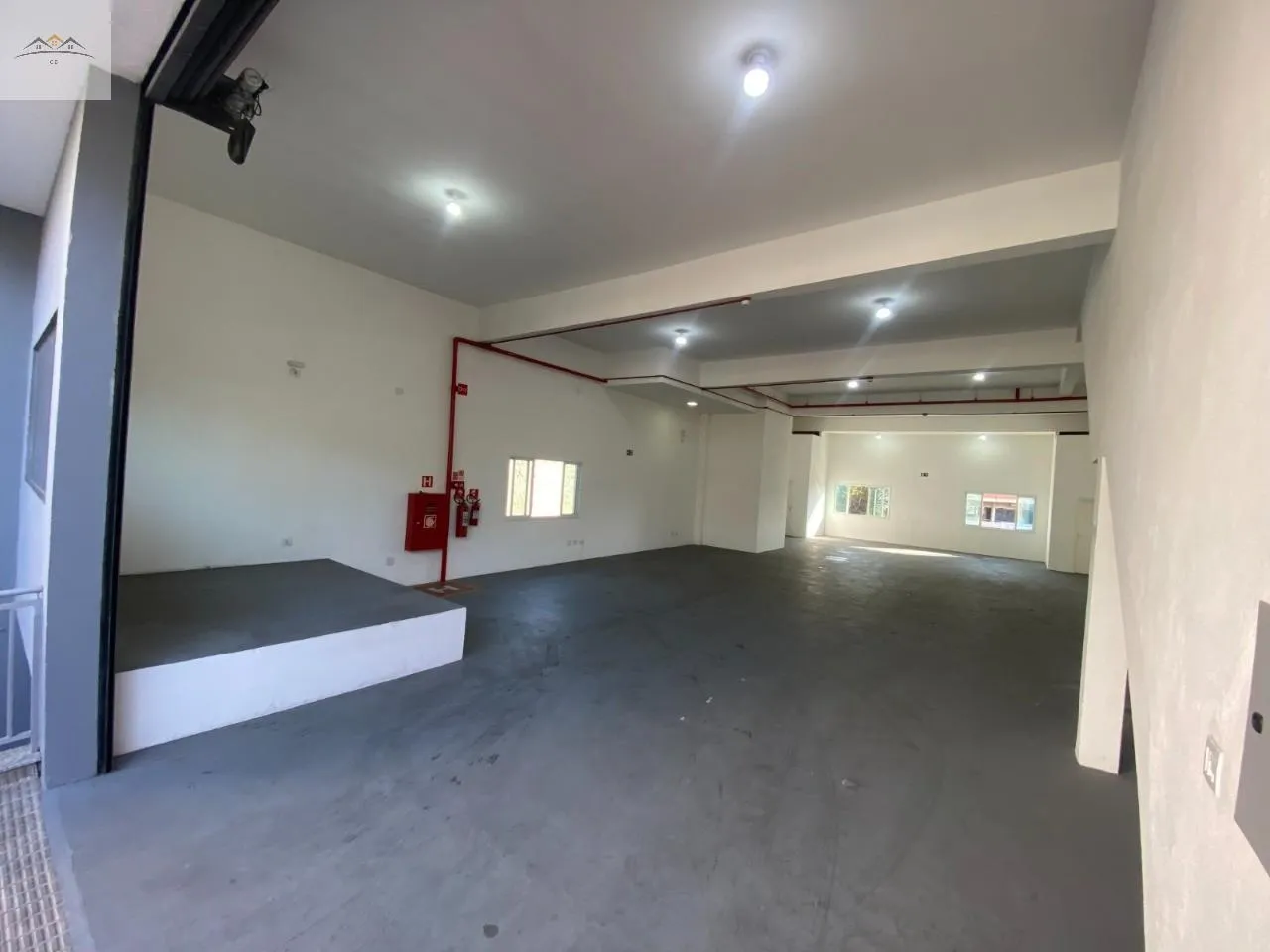 Imagem Salão comercial para locação em Osasco na Av. Santo Antônio 220m² pé direito 5,80m