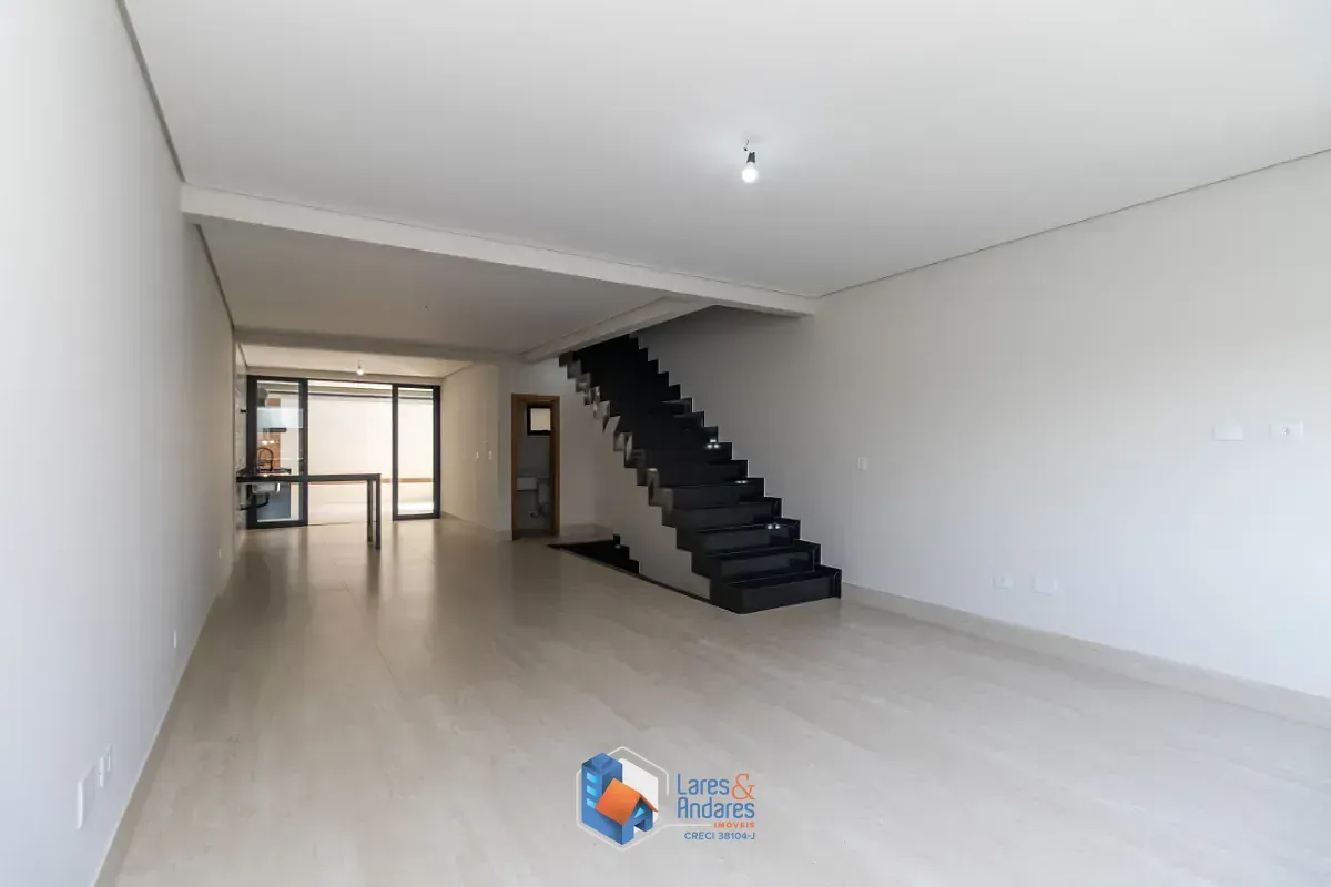 Imagem Sobrado para venda em Parque São Domingos com 3 quartos, sendo 3 suítes, 208m²