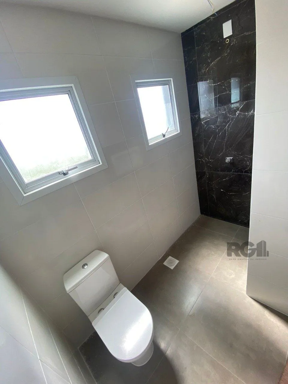 Imagem Casa com 03 Dormitórios / Amplo Terraço e Pátio