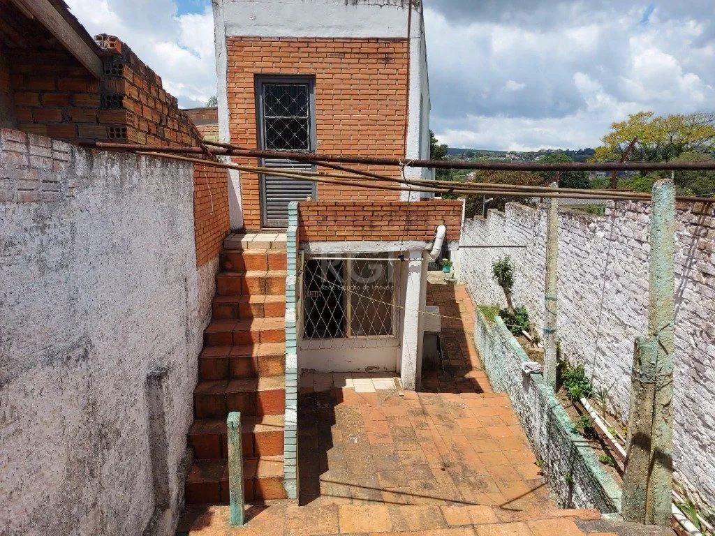 Imagem CASA COM CHURRASQUEIRA E GARAGEM PARA 2 CARROS