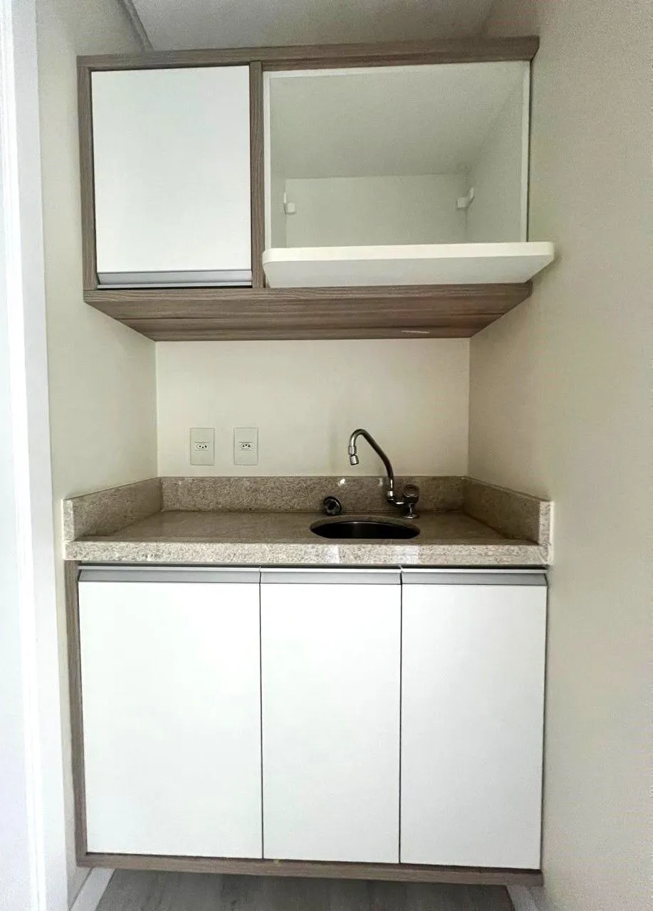 Imagem SALA COMERCIAL SEMIMOBILIADA COM VAGA, PARA VENDA OU LOCAÇÃO NO BAIRRO CENTRO HOSTÓRICO!
