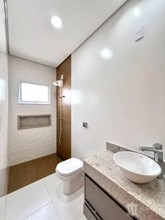 Imagem Sobrado em condomínio na região leste de Sorocaba com 03 suítes e piscina.