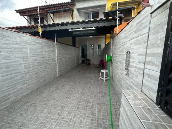 Imagem SOBRADO COM VISTA PARA O MAR à venda no Caiçara em Praia Grande-SP, com 2 dormitórios, sala, cozinha americana, banheiro social, lavabo, 2 vagas de garagem, moveis planejados, churrasqueira, 70 metros da praia. Estuda parcelamento direto.