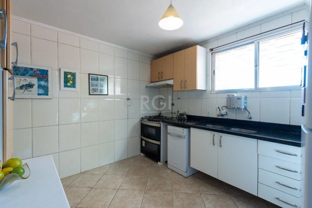 Imagem Sobrado com 345m² privativos, 3 suites, 2 vagas, churrasqueira. pátio com piscina - Bairro Cristal