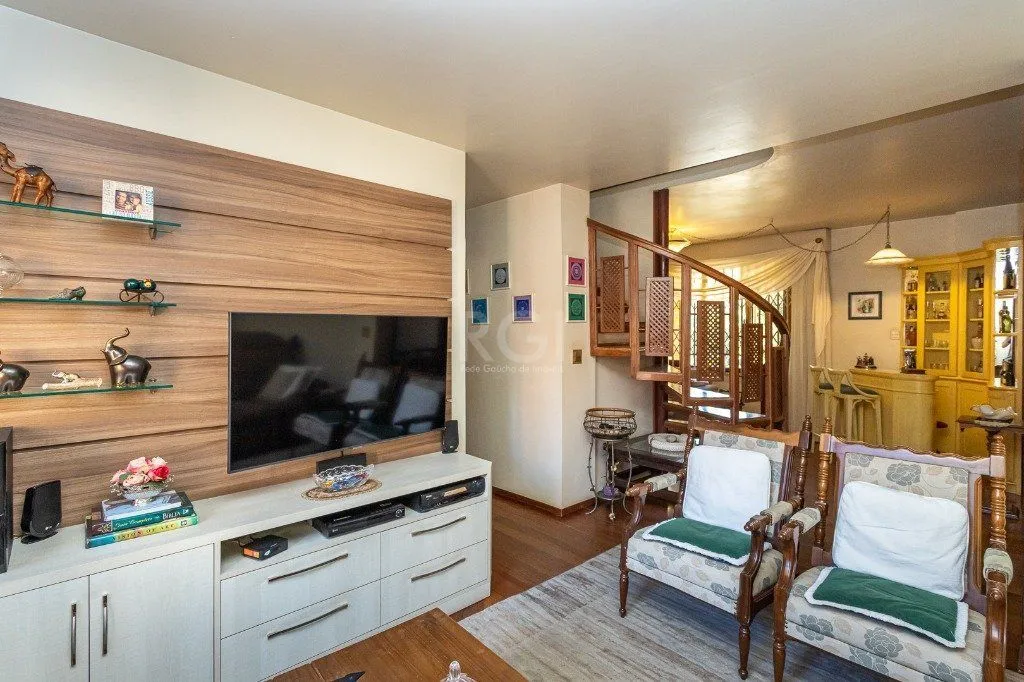 Imagem Casa sobrado no Partenon de 3 dormitórios e amplo pátio