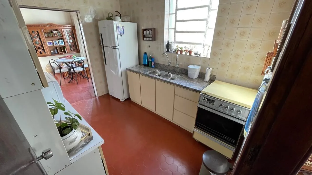 Imagem Casa com pátio com 3 dormitórios, 2 banheiros e 4 vagas.